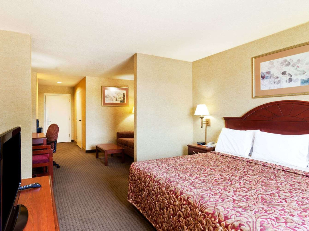 Days Inn & Suites by Wyndham Wynne主图