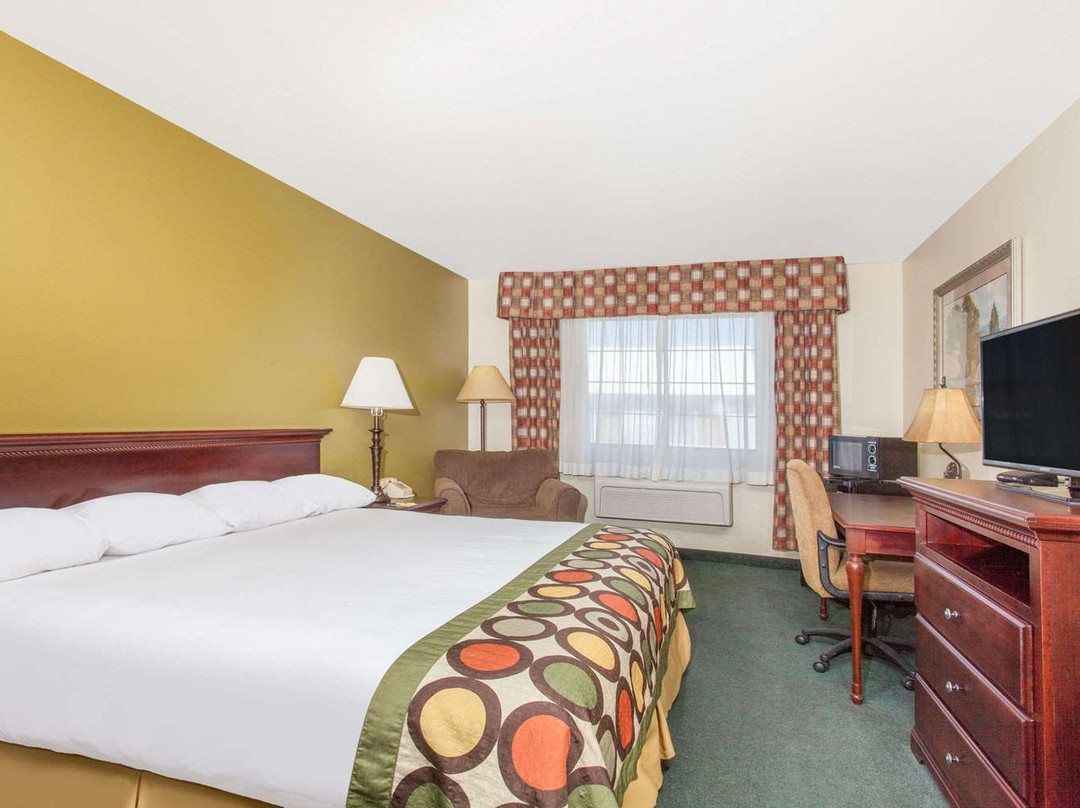 Super 8 by Wyndham McCall主图