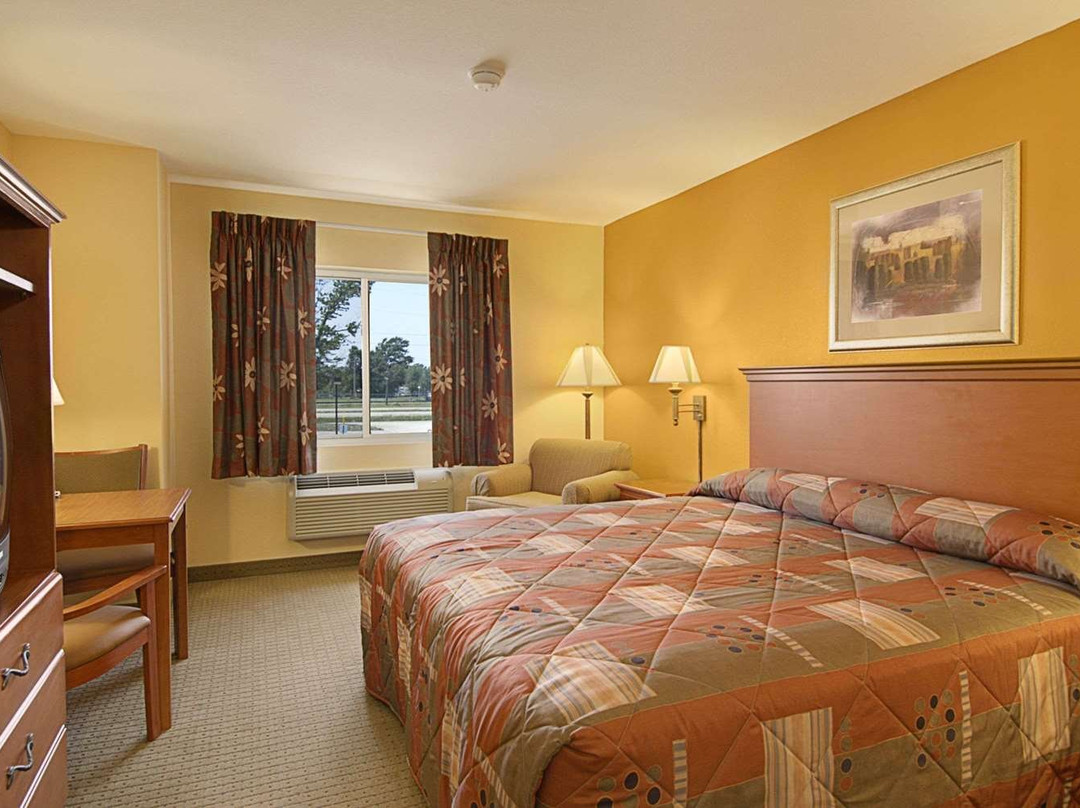 Super 8 by Wyndham Topeka at Forbes Landing主图