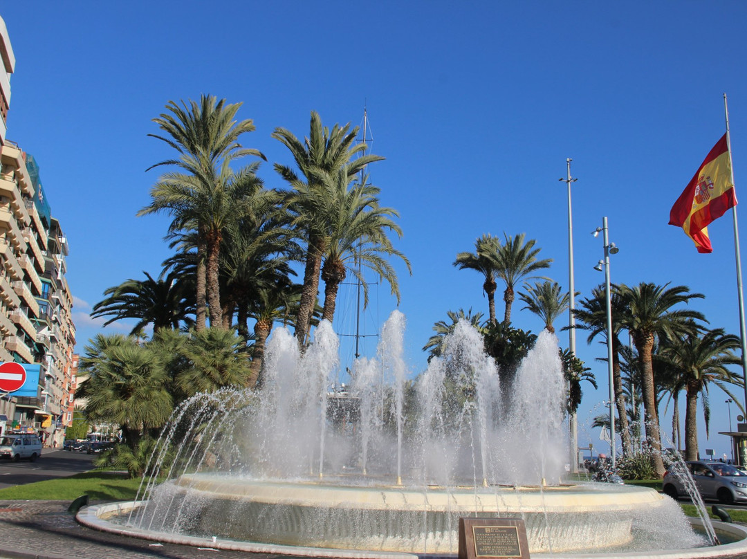 Plaça Porta del Mar景点图片