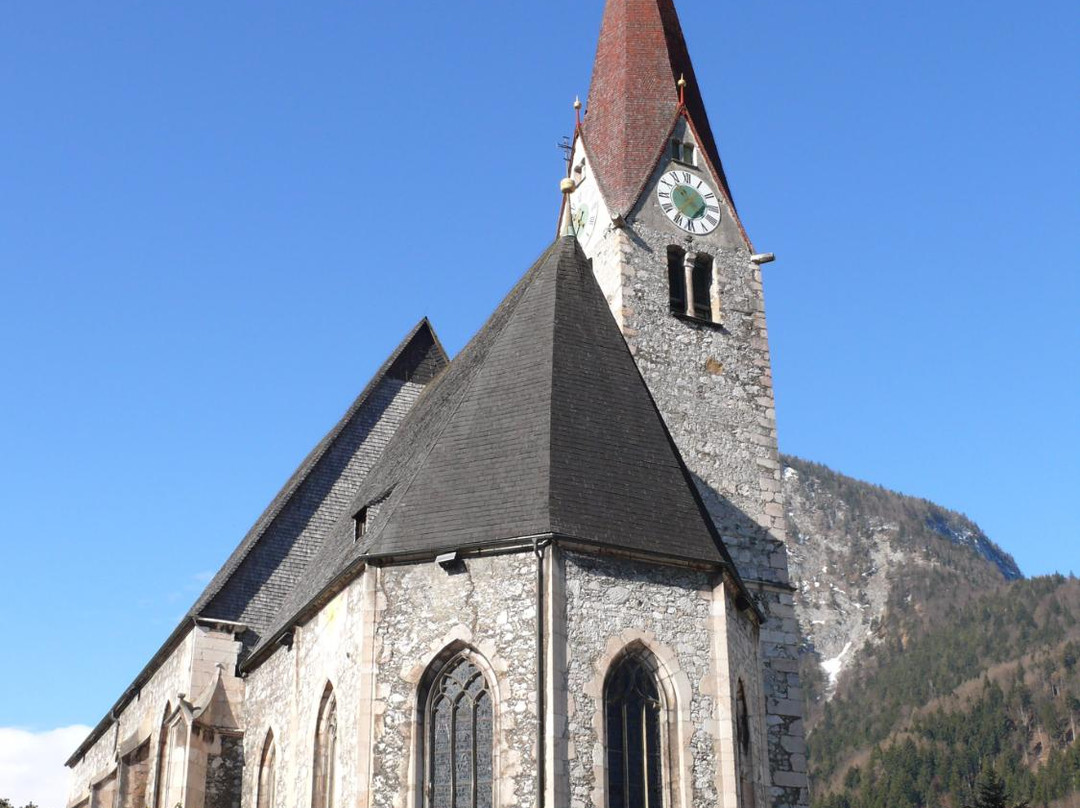 Jenbach旅游景点-Pfarrkirche St. Wolfgang und St. Leonhard