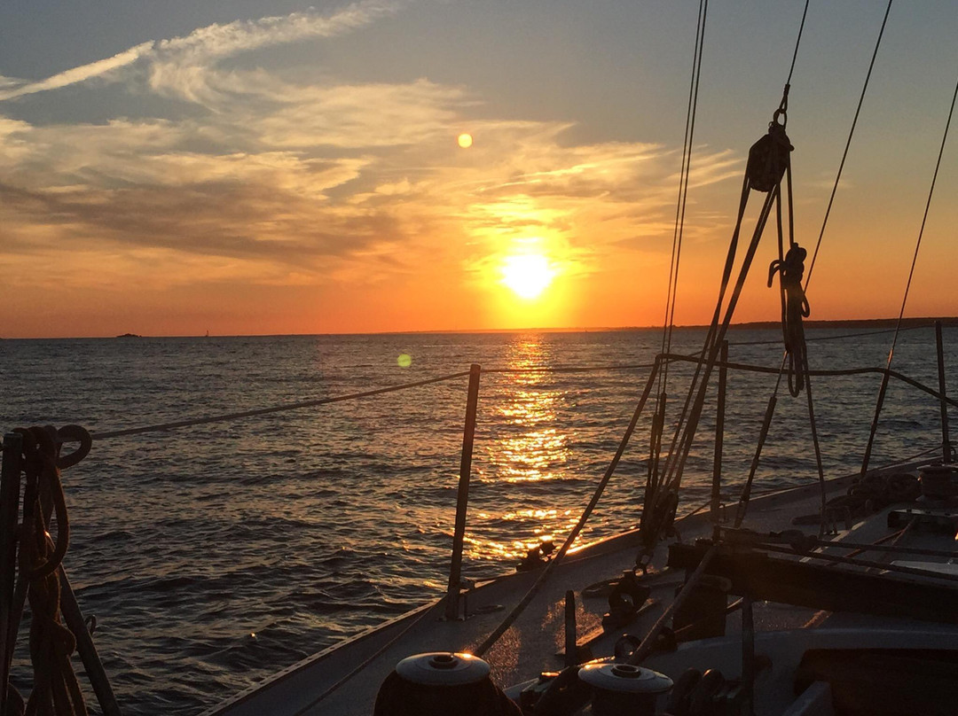 Poet's Lounge Sailing Charter-神秘河必去景点