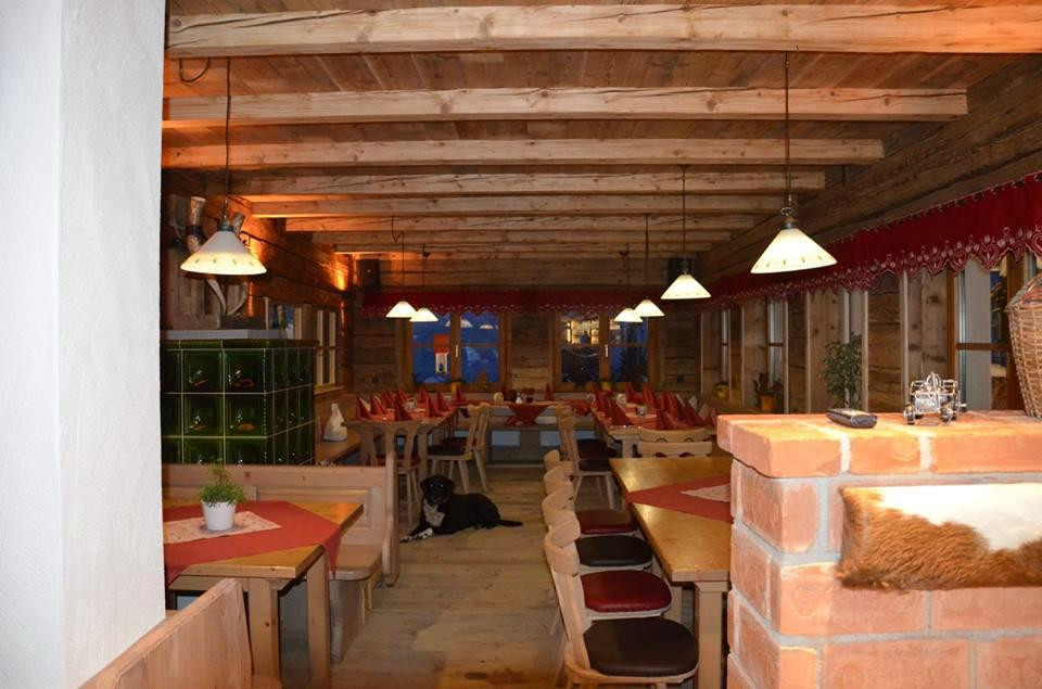 萨尔费尔登安斯特勒嫩米尔餐馆和美食-Berggasthof Huggenberg