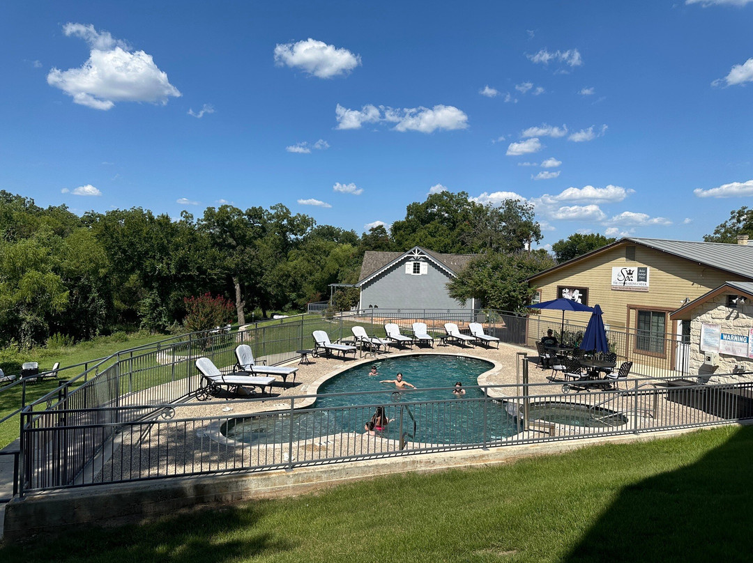 拜伦斯河酒店主图