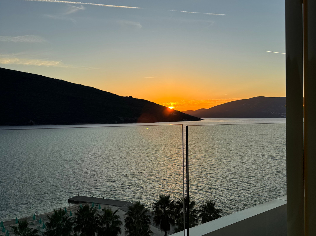 Carine Hotel Kumbor主图