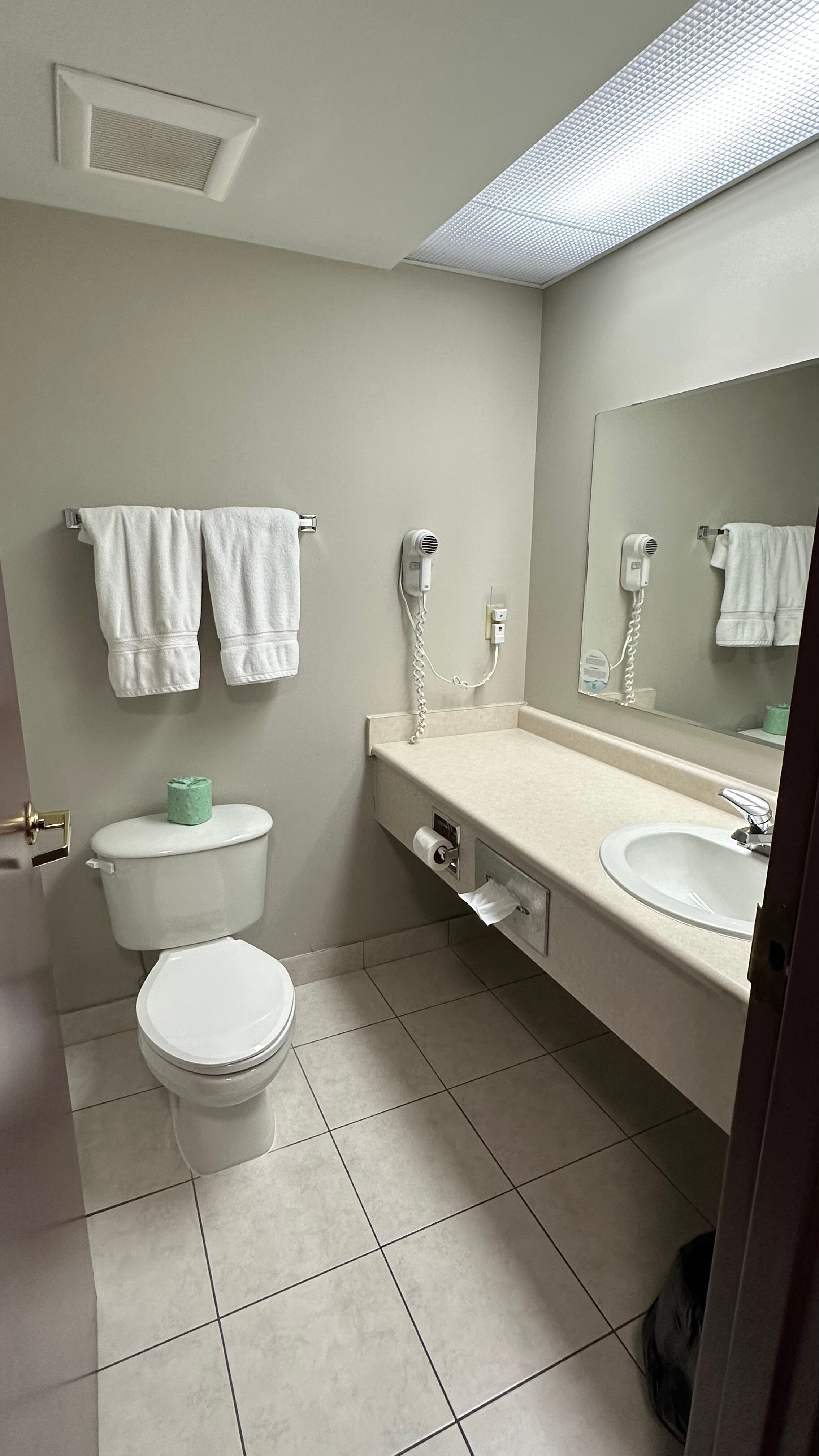 Days Inn by Wyndham Leamington-浴室