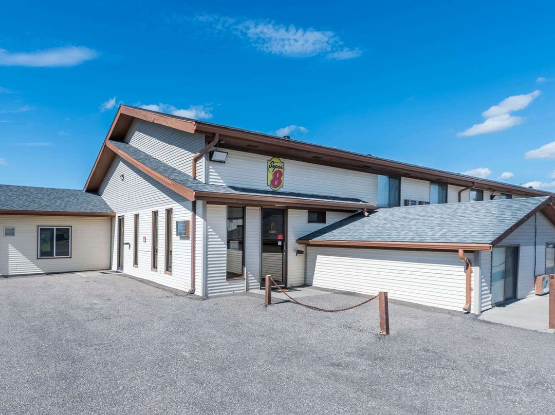 Super 8 by Wyndham Devils Lake