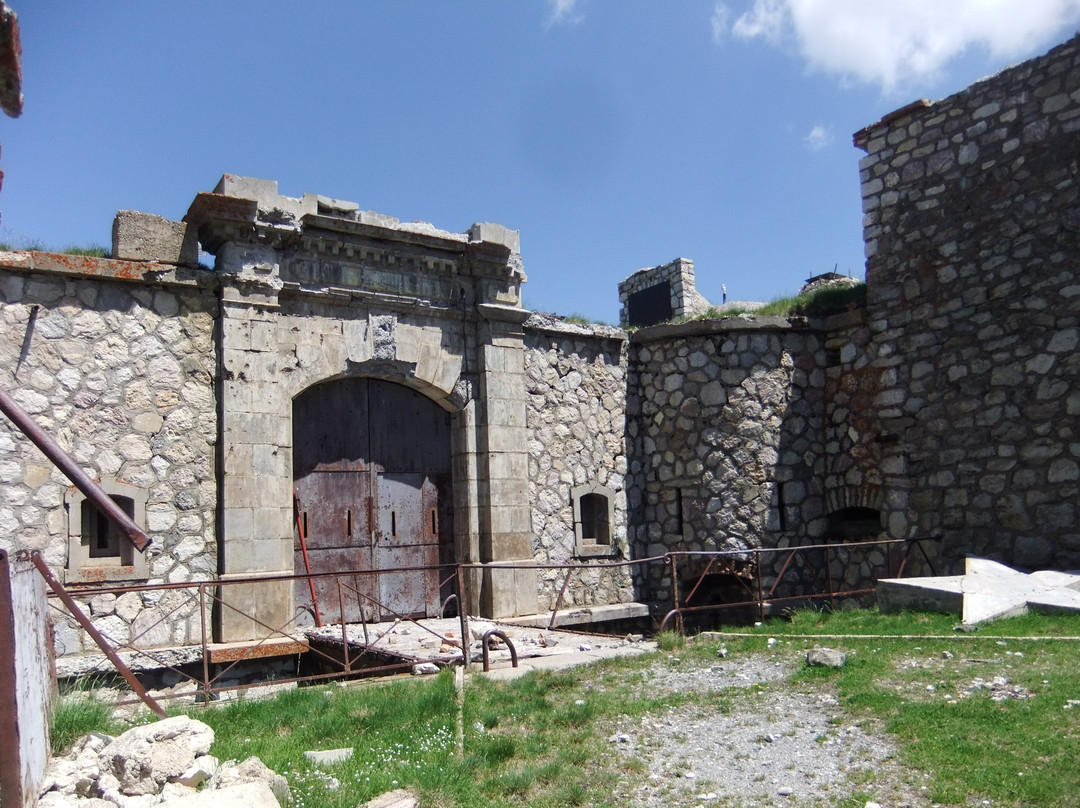 Fort des Gondrans-蒙热内夫尔必去景点