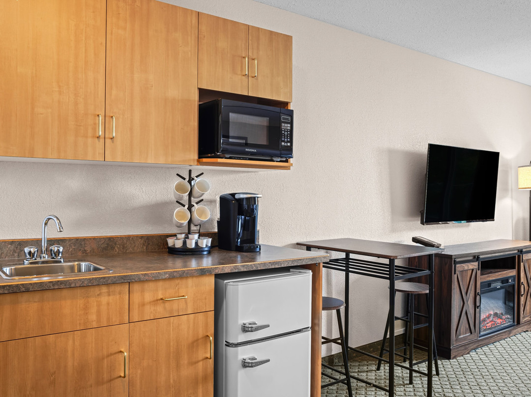 Days Inn & Suites by Wyndham Winkler主图