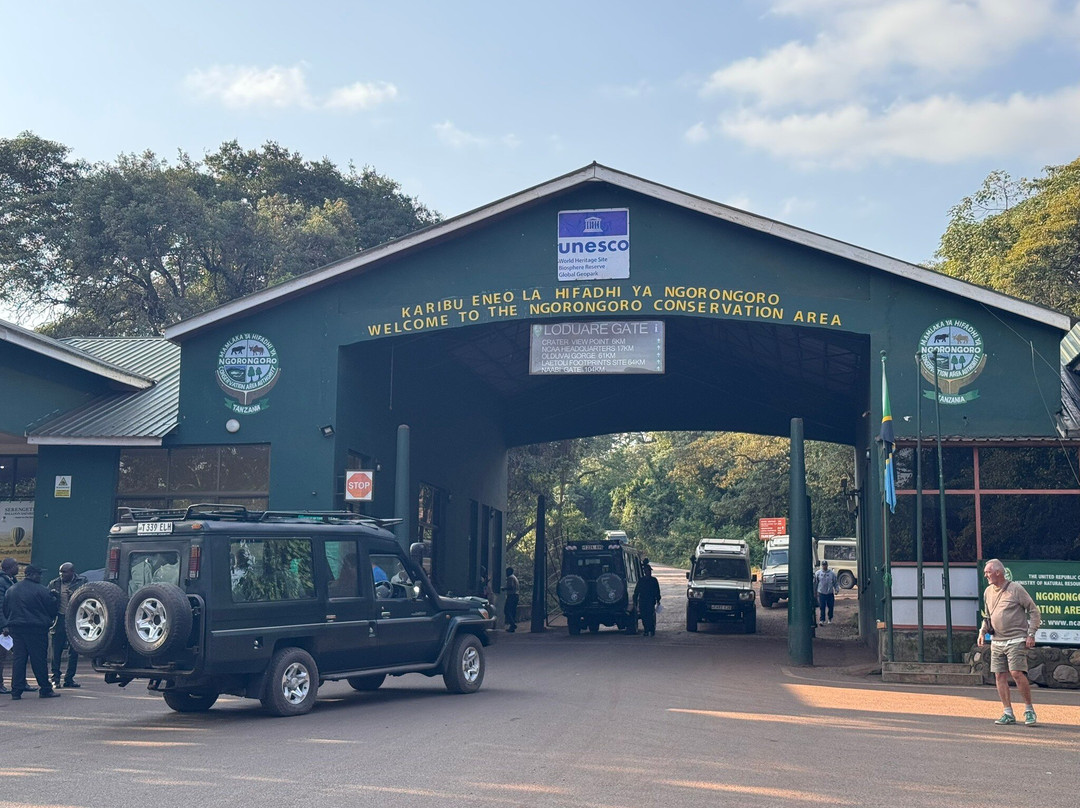 Bearfoot Expeditions-阿鲁沙国家公园必去景点