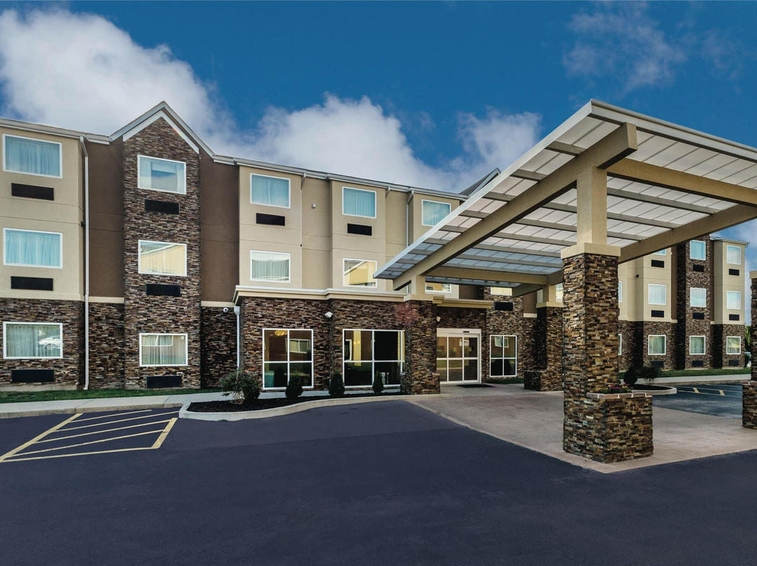 La Quinta Inn & Suites by Wyndham Collinsville - St. Louis