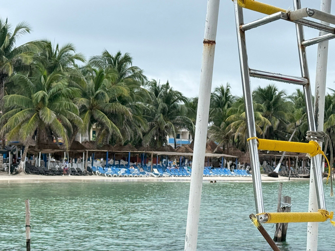 Mayahual Red Shirts Golf Carts-Mahahual必去景点