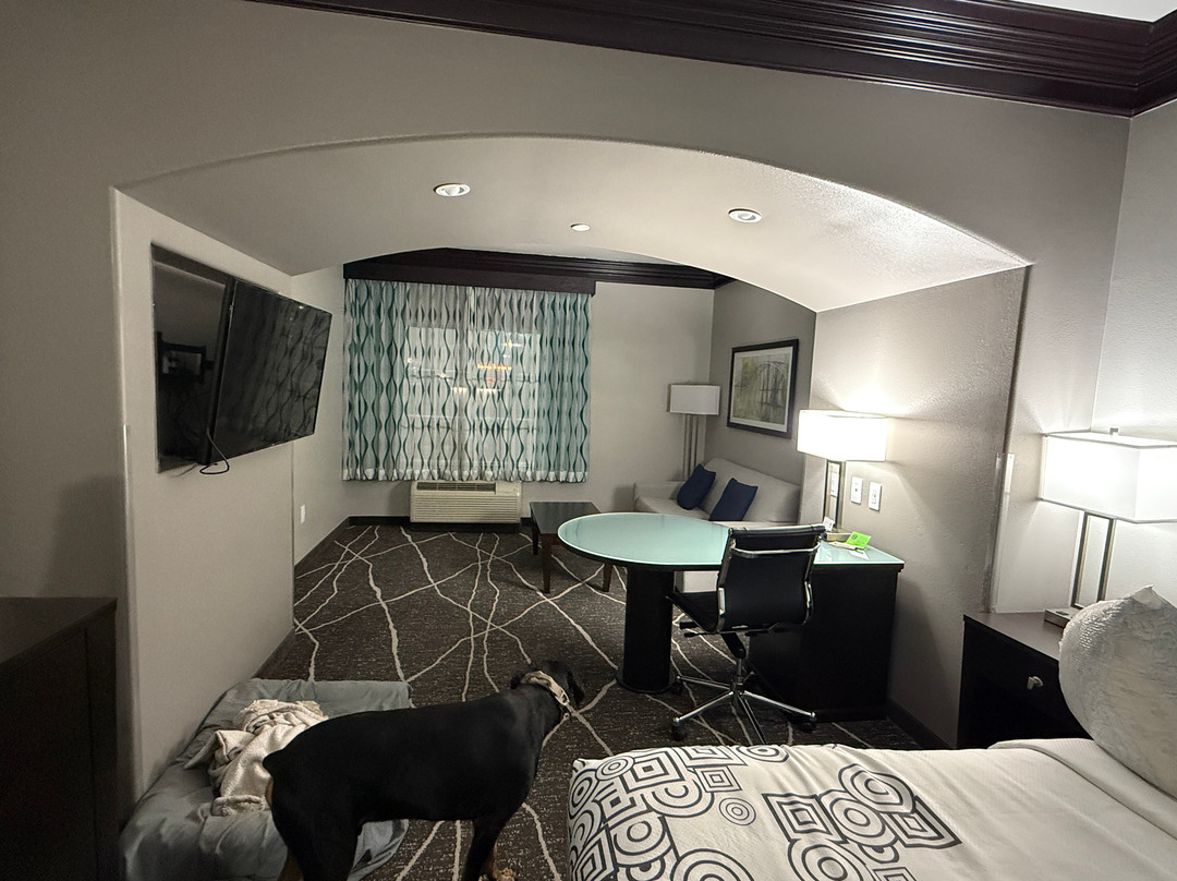 布莱恩特拉金塔旅馆&套房酒店主图