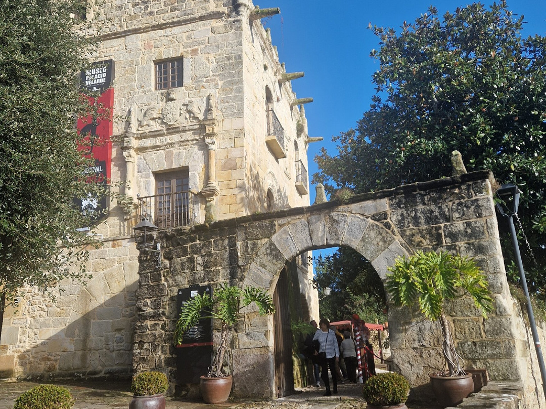 Palacio de Velarde-海边的散提亚拿必去景点