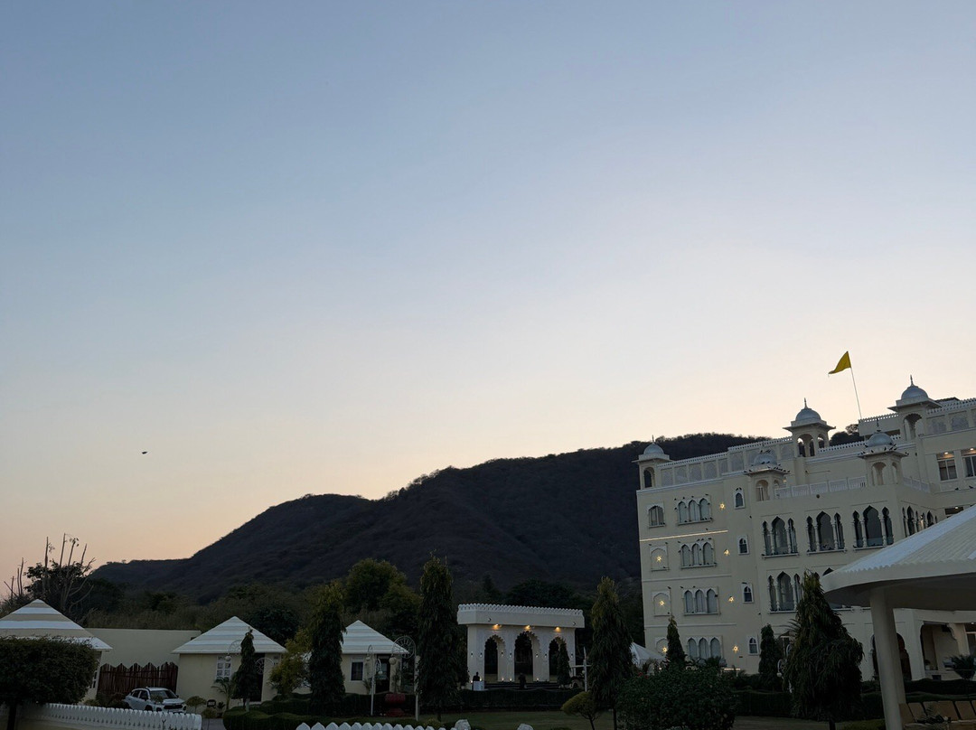 黑瓦天堂度假村主图