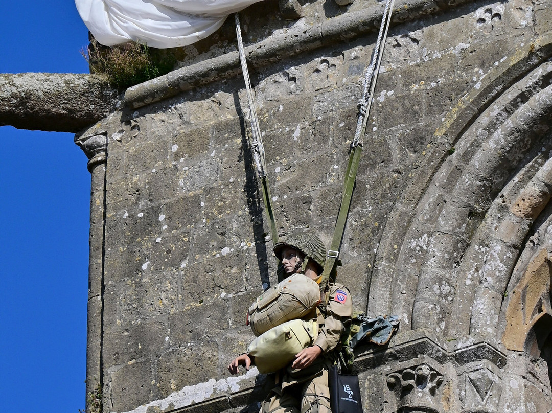 Sainte-Mere-Eglise Church-Sainte-Mere-Eglise必去景点