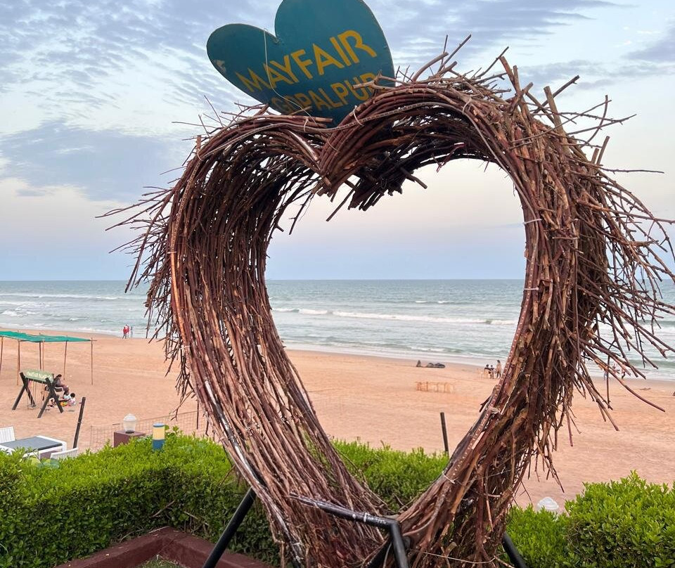 Mayfair Palm Beach Resort主图