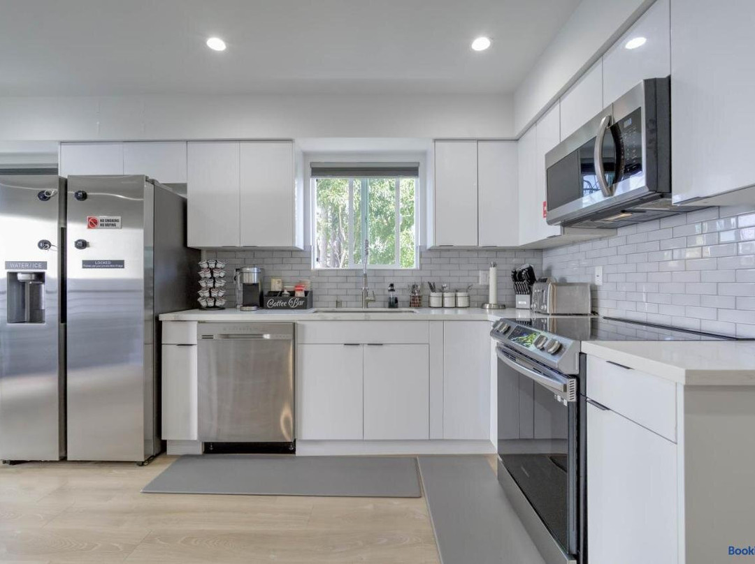 Modern Apartment in Studio City