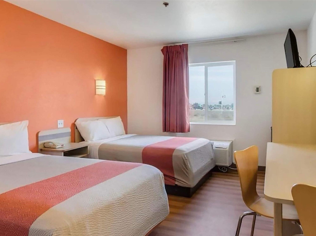 Howard Johnson By Wyndham Lemoore
