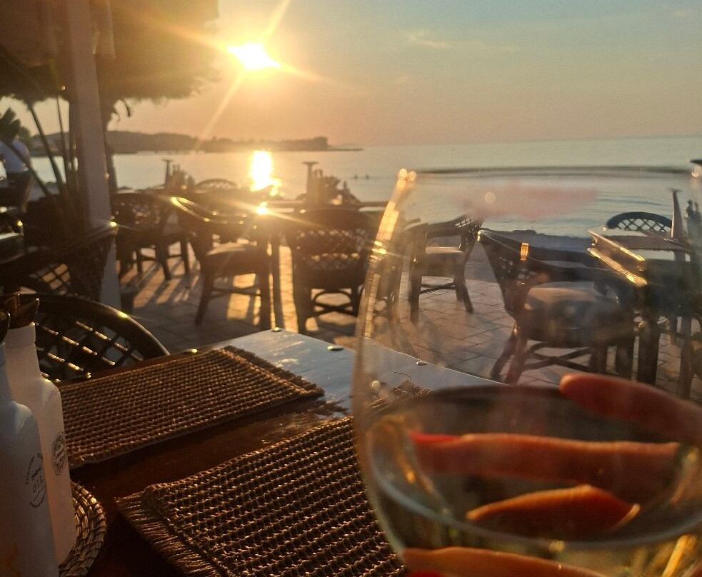海滩上的小孩酒店主图