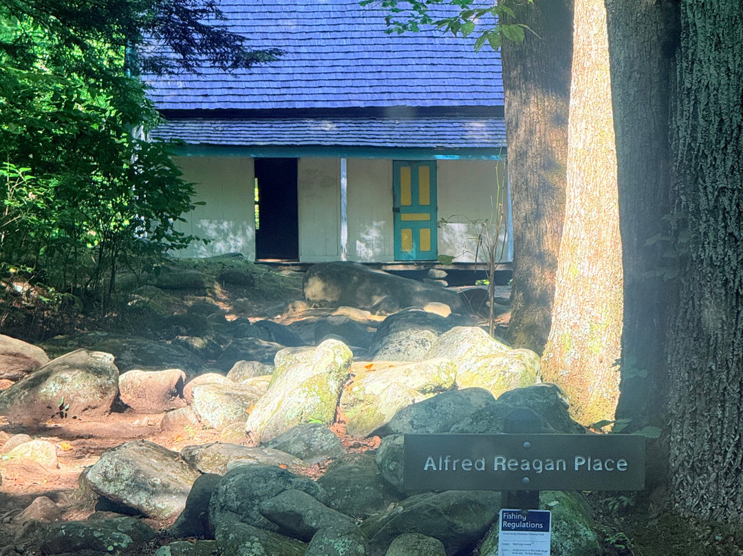 Roaring Fork Motor Nature Trail-大雾山国家公园必去景点