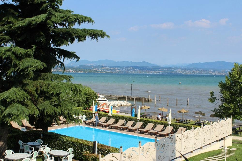Aquila D'Oro Hotel & Lounge Bar