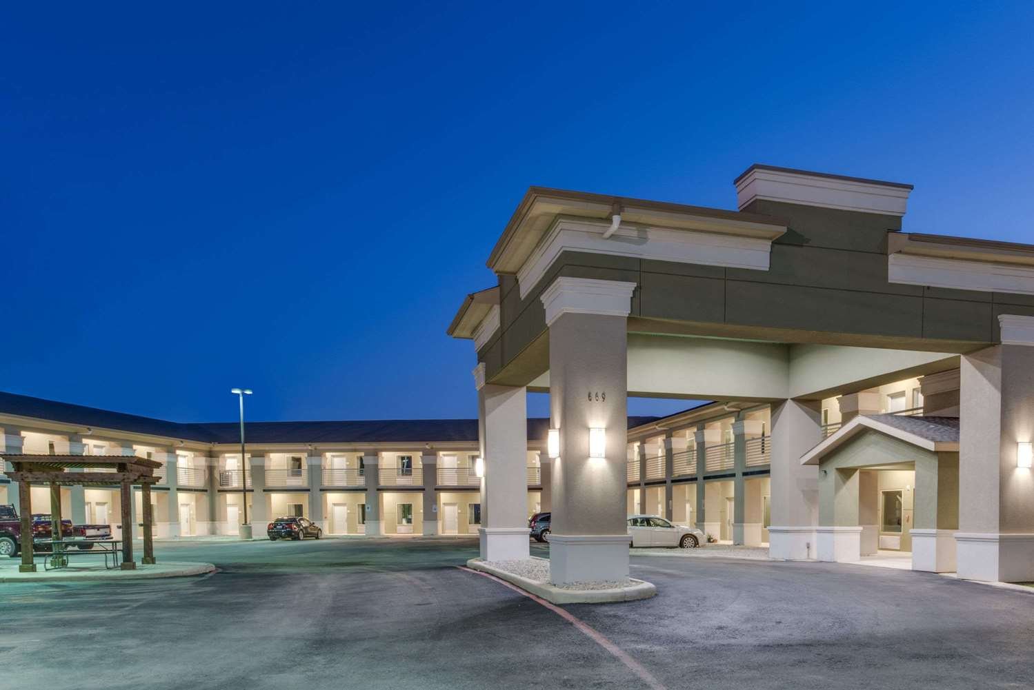 Super 8 by Wyndham Cotulla TX-官方
