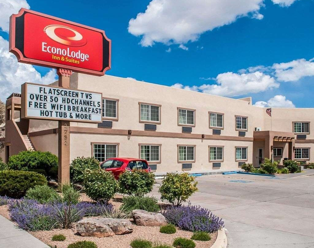 Econo Lodge Inn & Suites
