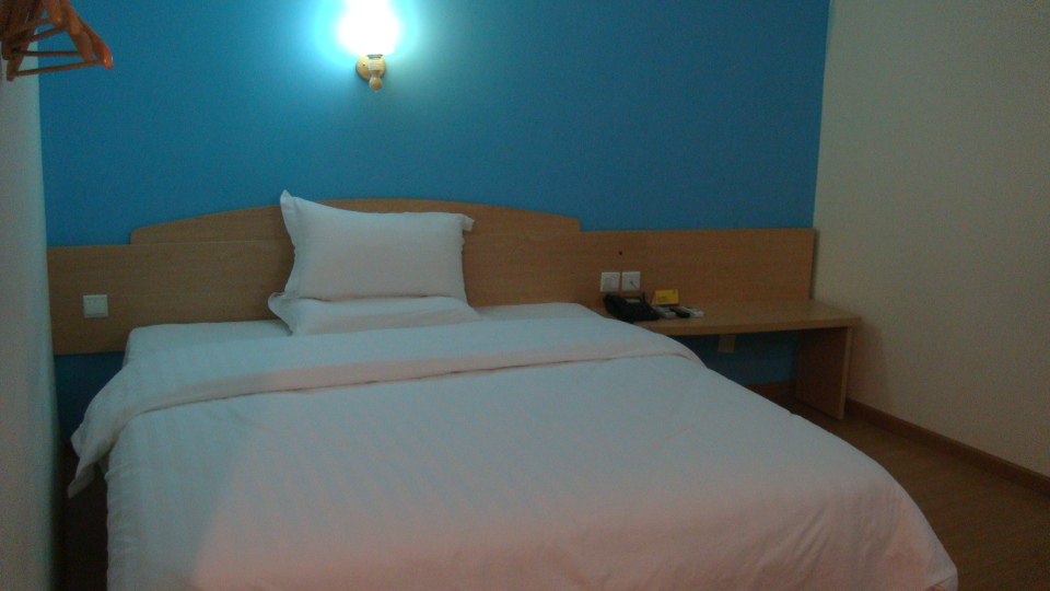 7天重庆红旗河沟轻轨站店-客卧