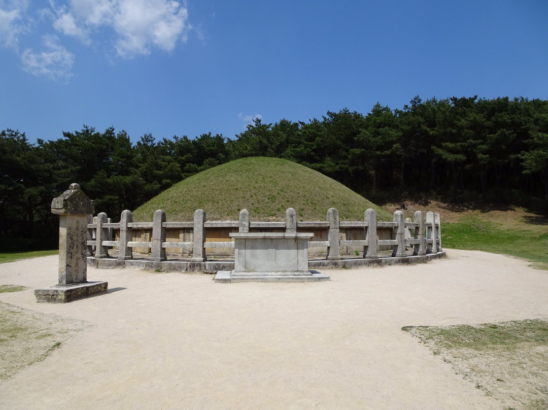 Tomb of General Kim Yu Shin景点图片