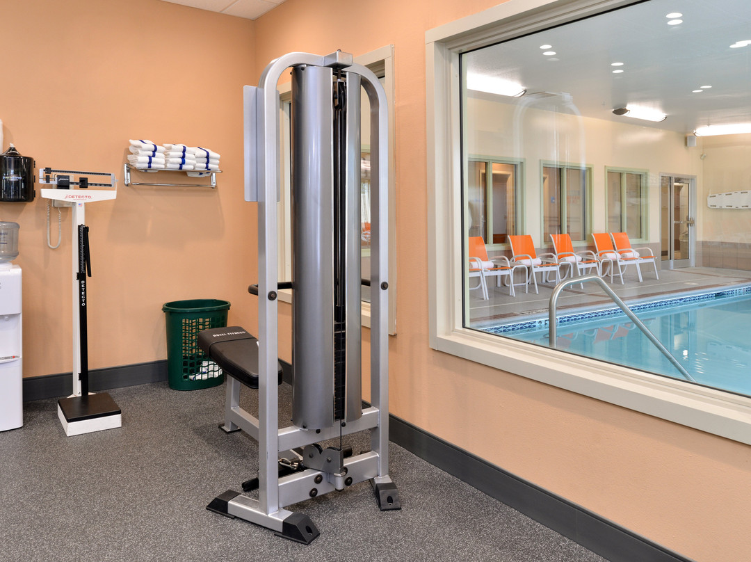 Holiday Inn Express & Suites Cincinnati-Blue Ash by IHG