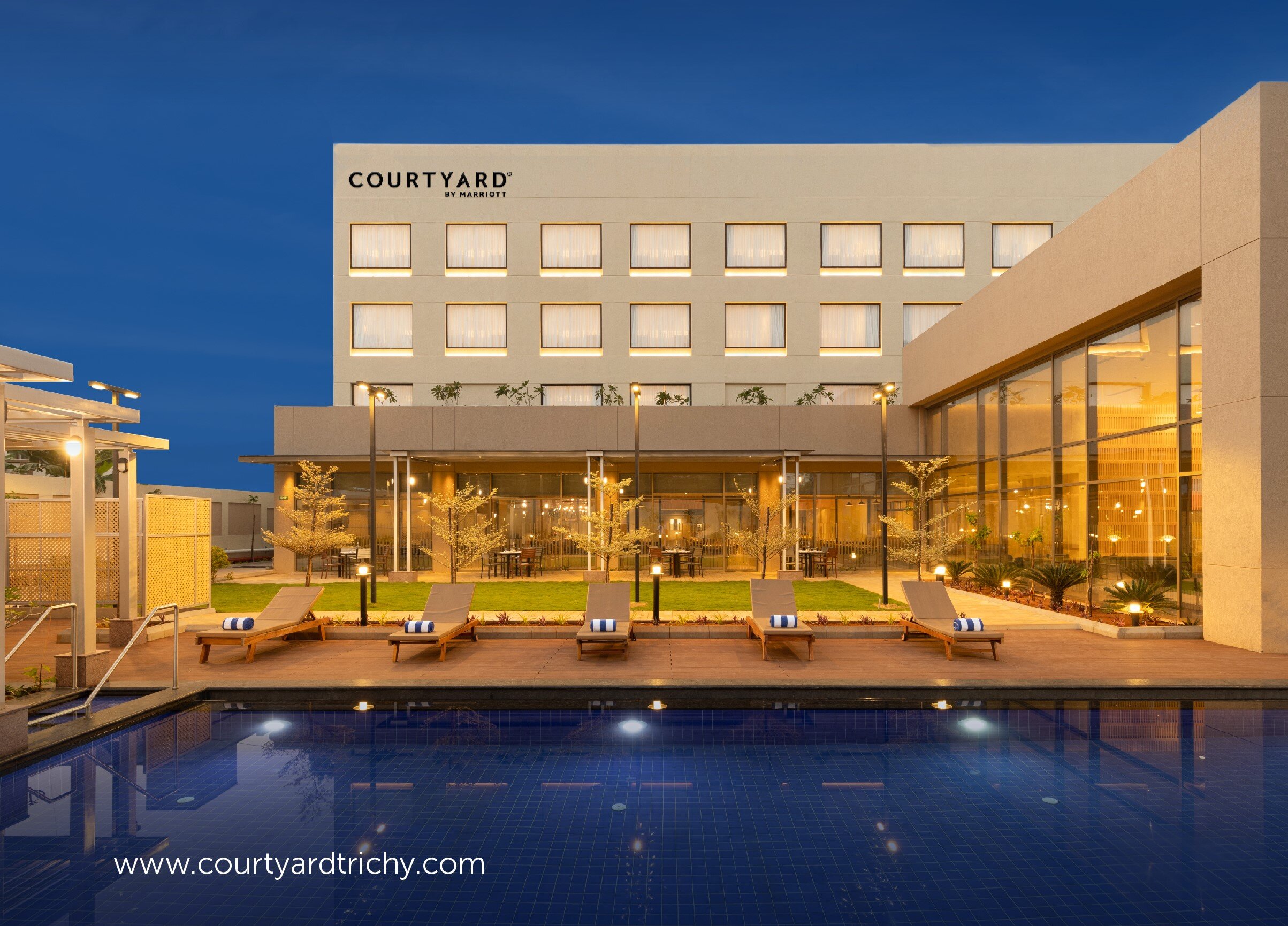 Courtyard Tiruchirappalli-泳池