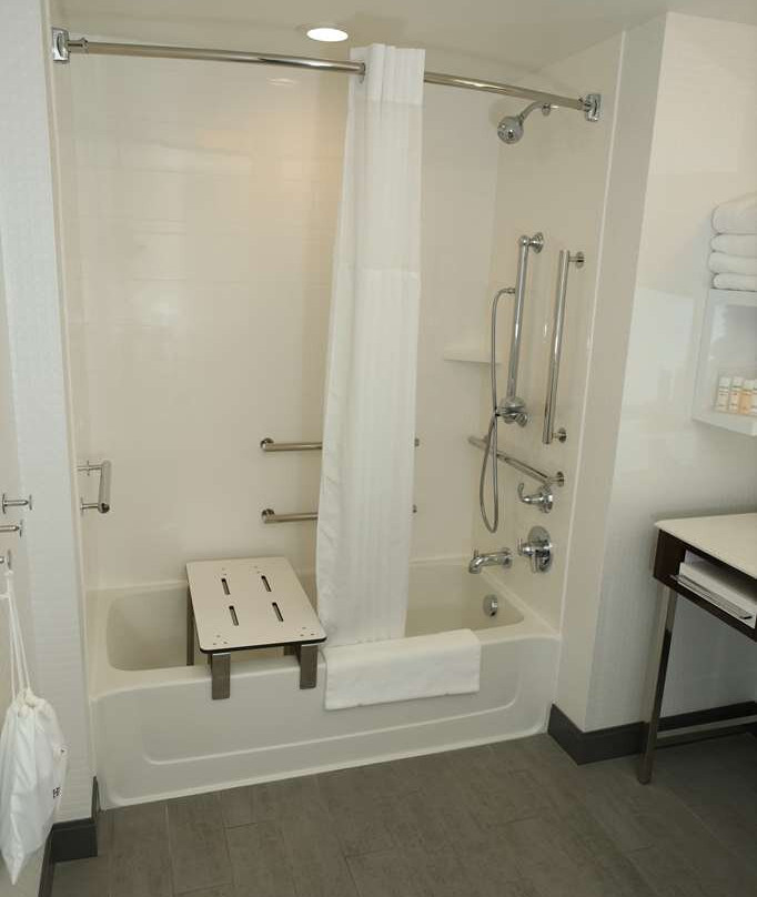 Hampton Inn & Suites By Hilton Burlington主图