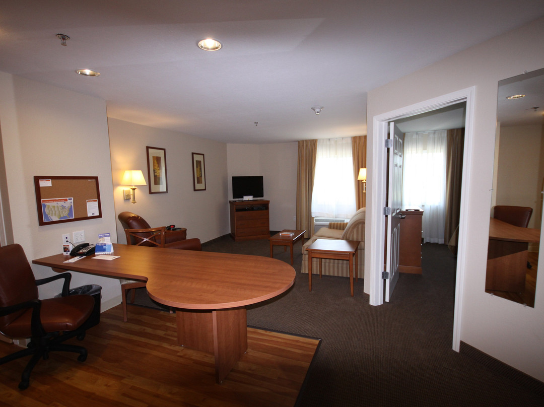 勒雷沃特敦烛木套房酒店主图