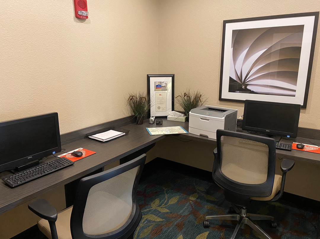 俾斯麦烛木套房酒店主图