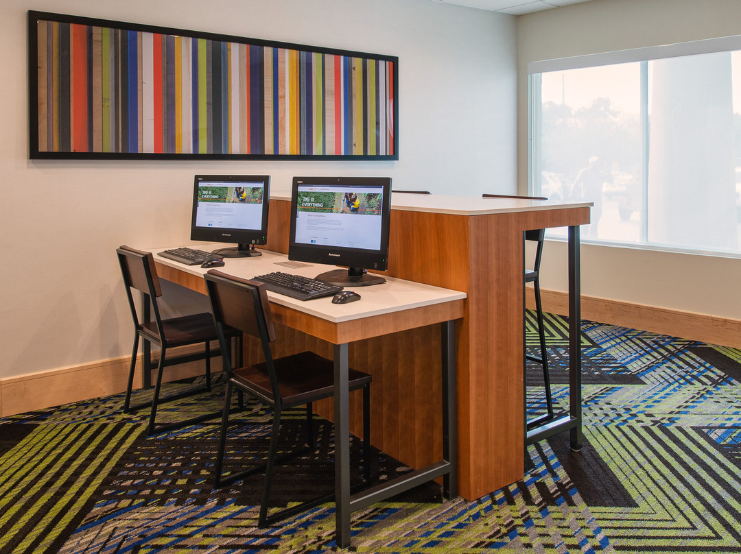 Holiday Inn Express & Suites Columbia-I-26 @ Harbison Blvd by IHG主图