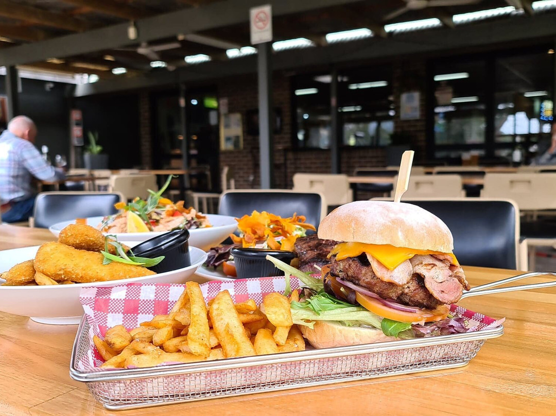 Diamond Beach餐馆和美食-Old Bar Tavern