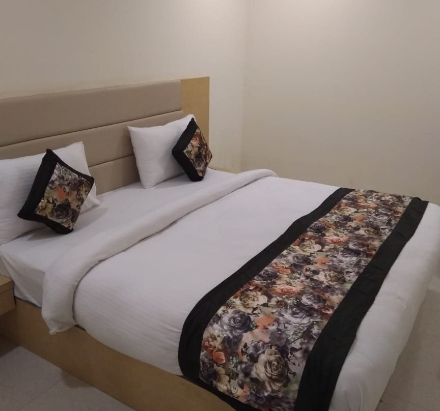 Hotel Kelvish Plaza主图