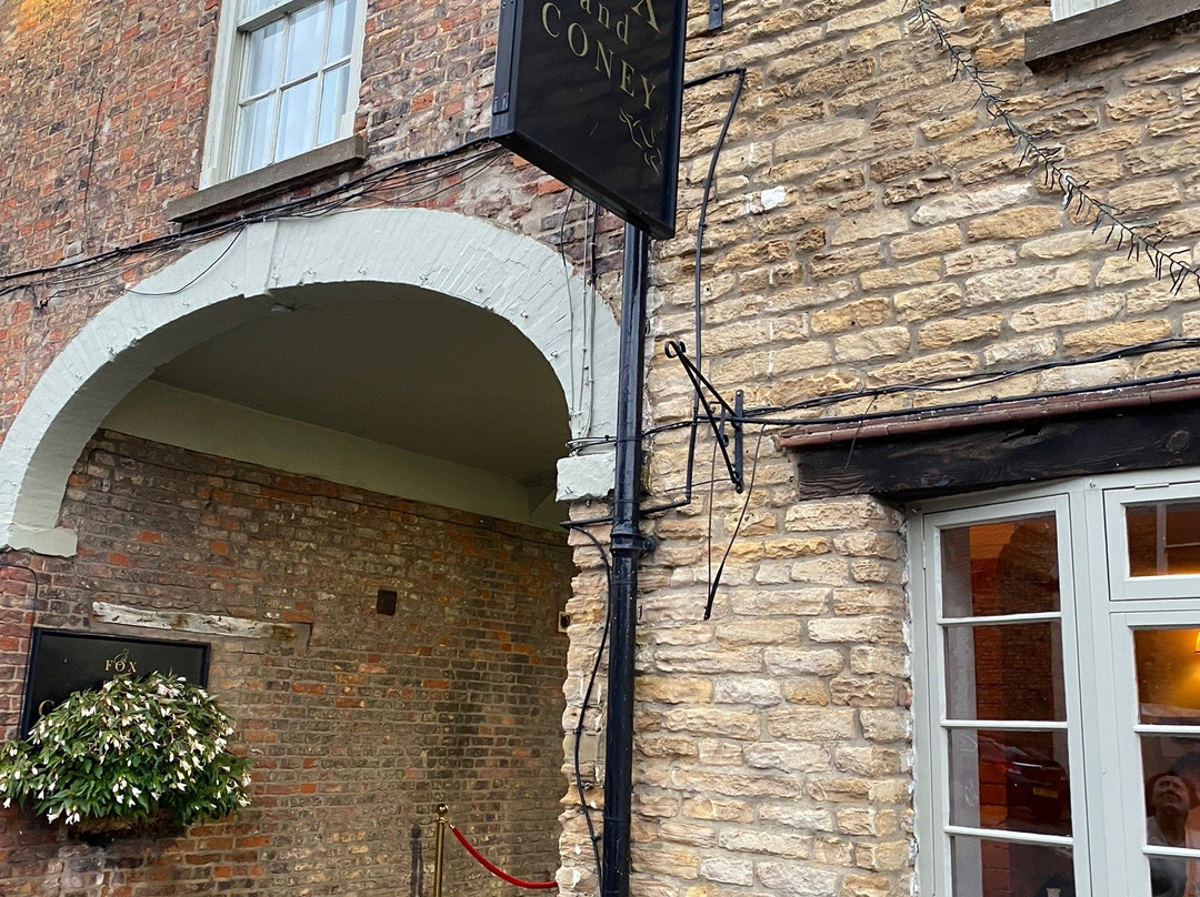 The Fox & Coney Inn Hotel主图