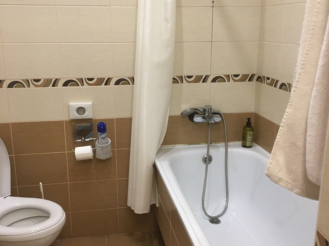 Golden Coast Hotel主图