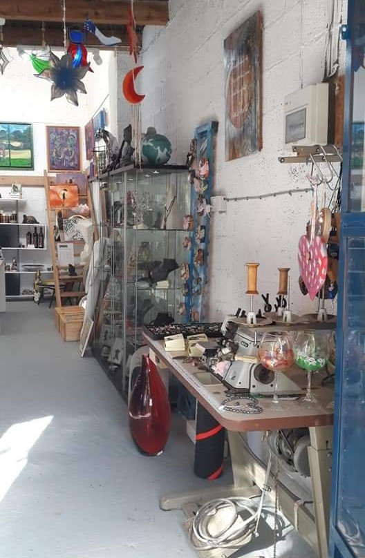 J & J Art Works Gallery-Tala必去景点