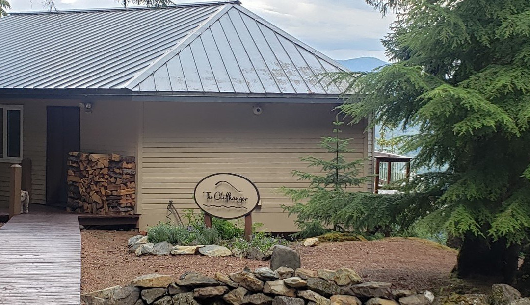 Cliffhanger B and B主图