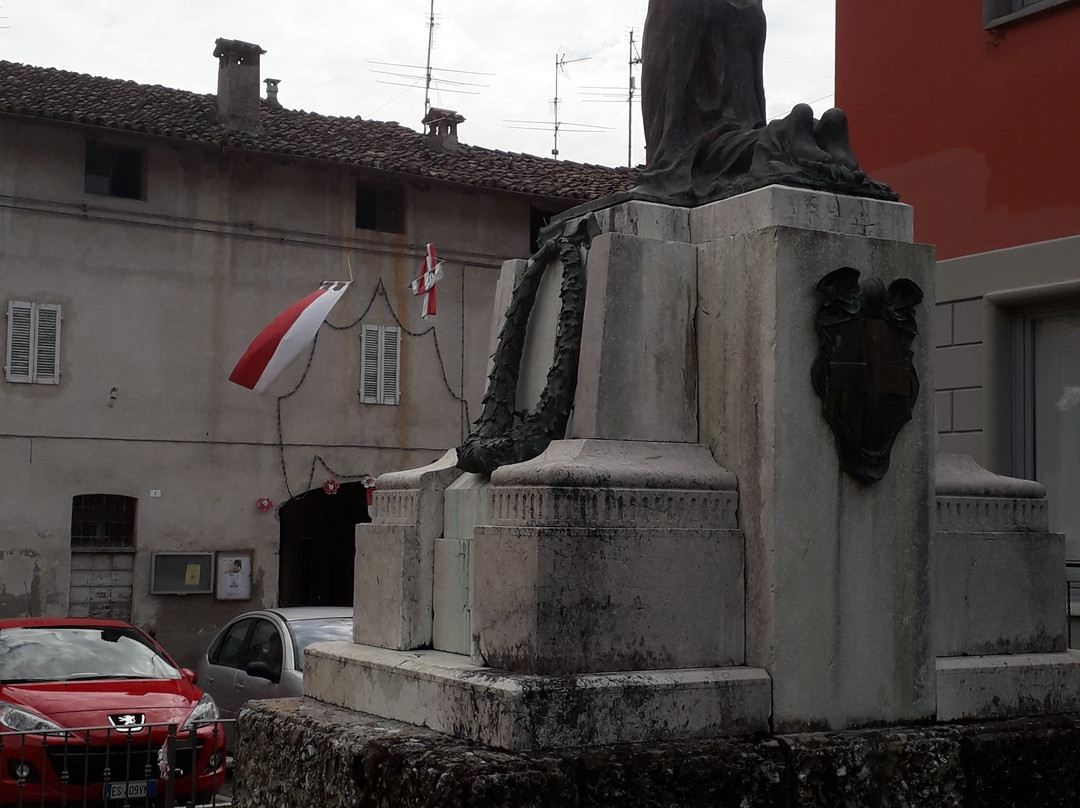 Monumento ai caduti-Calvenzano必去景点