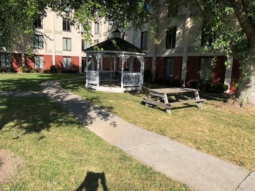 沃特敦华美达酒店主图