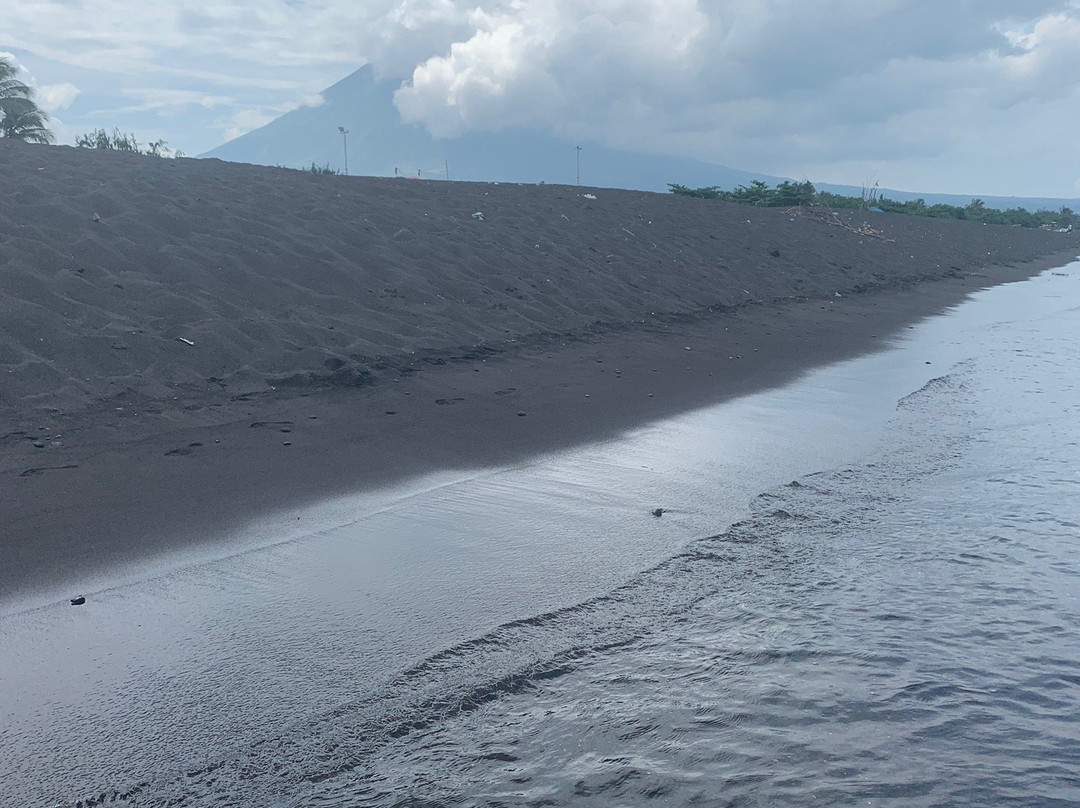Rawis Black Beach-雷加斯皮必去景点