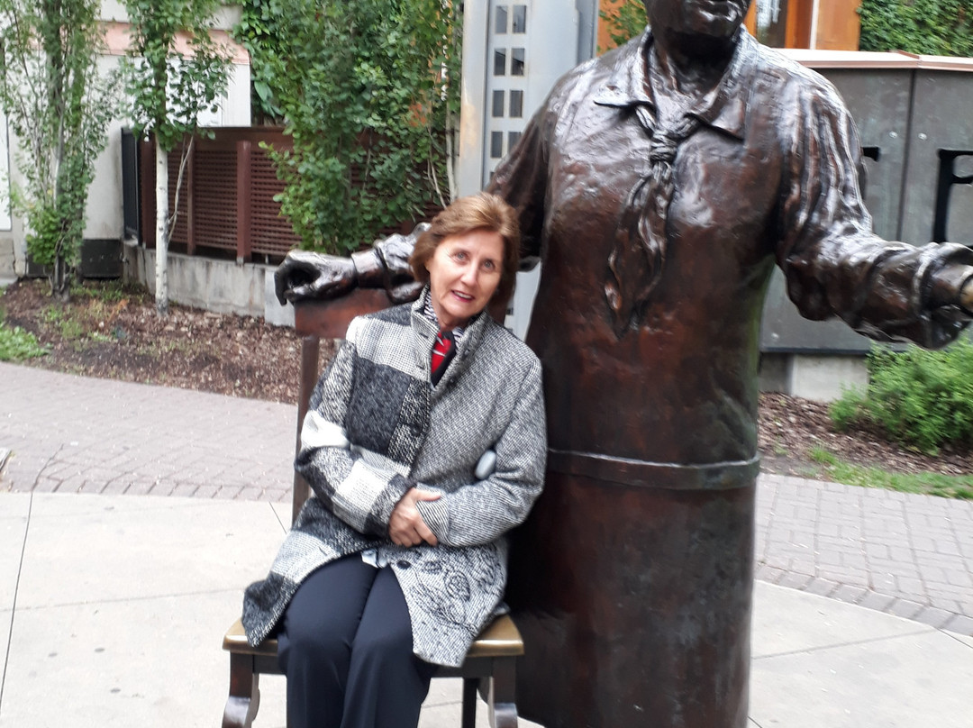 Famous Five Statues-卡尔加里必去景点