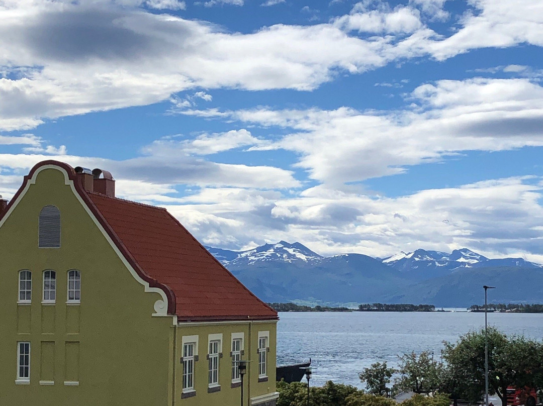 The Rose Maiden Molde Town Hall景点图片