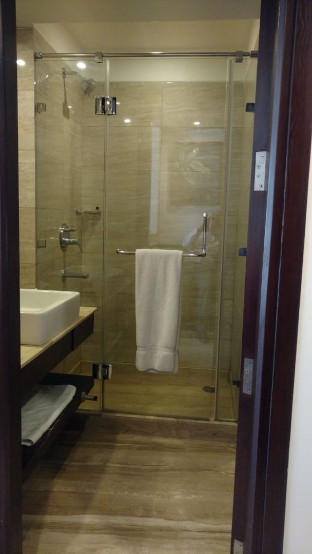 Country Inn & Suites by Radisson, Bhiwadi-浴室