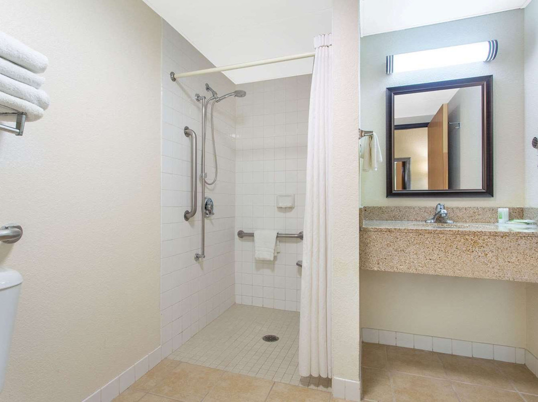 AmericInn by Wyndham West Bend主图