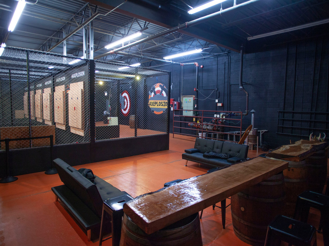 Axeplosion Axe Throwing Lounge景点图片